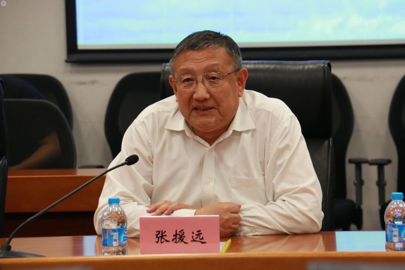 圖二：中國前駐比利時大使張援遠先生與學生們交流座談