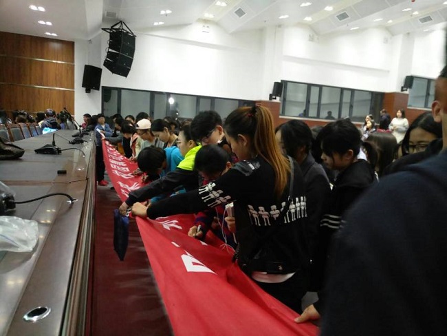 同學(xué)們?cè)跅l幅上簽字 插在二三段之間