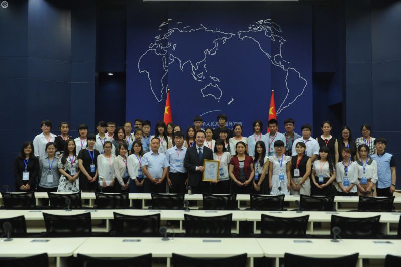 圖四：外交部新聞司副司長、外交部新聞發言人洪磊與參訪團合影