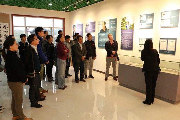 藝術(shù)學(xué)院黨員參觀(guān)李保國(guó)事跡展_副本