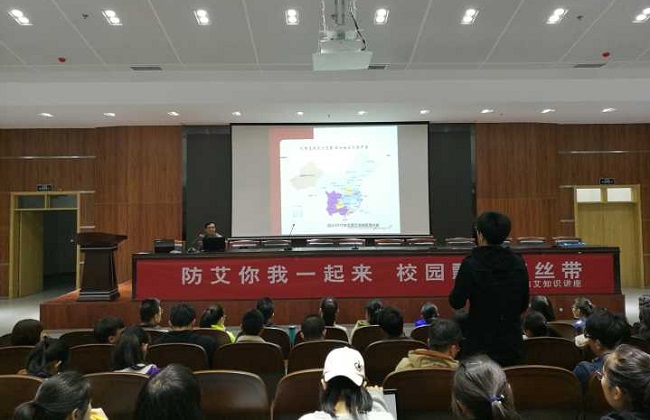 朱主任與學(xué)生互動(dòng) 插入一二段之間