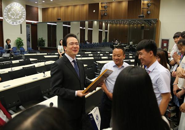 圖一：外交部新聞司副司長、外交部新聞發言人洪磊與大家親切交談